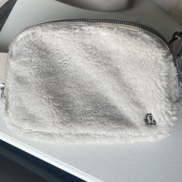 NWT Lululemon Everywhere Fleece Belt Bag- Natural Ivory/Trench - Picture 4 of 6